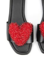 Ruby Heart Siyah Rugan El Yapımı Boncuk İşleme Kırmızı Kalp Detaylı Kadın Terlik - Görsel 3