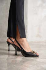 Valeria Peep Toe Fındık Burun (8 cm) Altın V Toka Siyah Rugan Kadın Topuklu Ayakkabı - Görsel 3