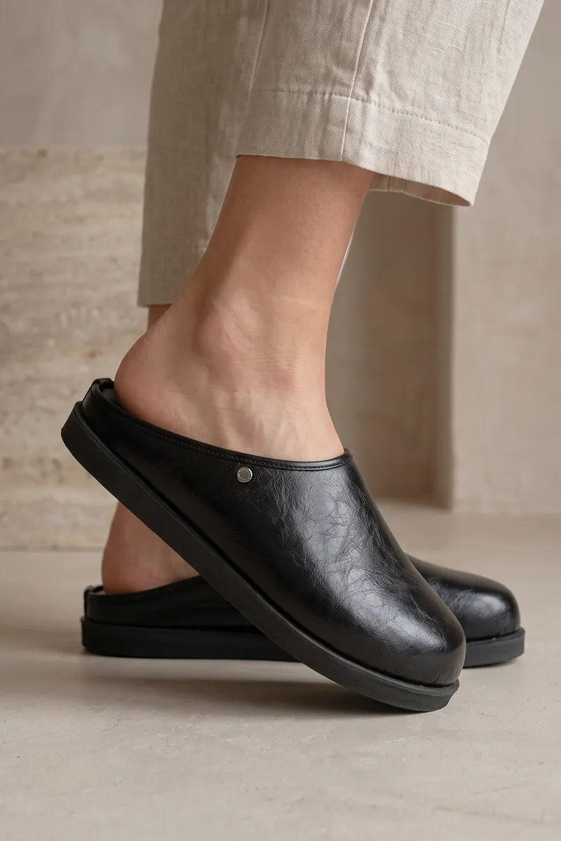0041318_nova-comfort-hafif-yumusak-taban-unisex-sabo-siyah-rugan-terlik.webp Nova Comfort Hafif Yumuşak Taban Unisex Sabo Siyah Rugan Terlik - Görsel 1