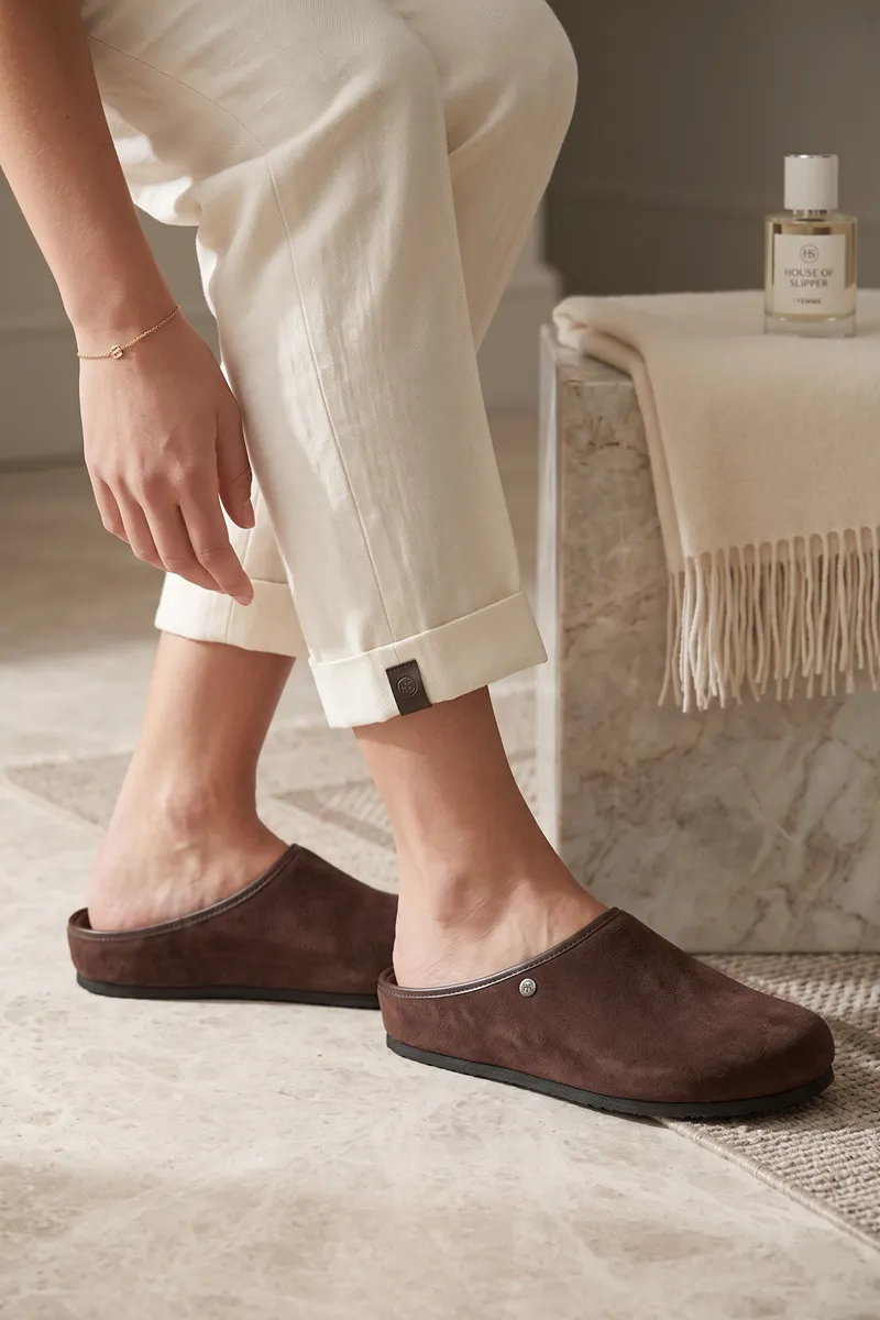 0041335_novea-comfort-kaydirmaz-taban-unisex-sabo-suet-kahverengi-terlik.webp Novea Comfort Kaydırmaz Taban Unisex Sabo Süet Kahverengi Terlik - Görsel 1
