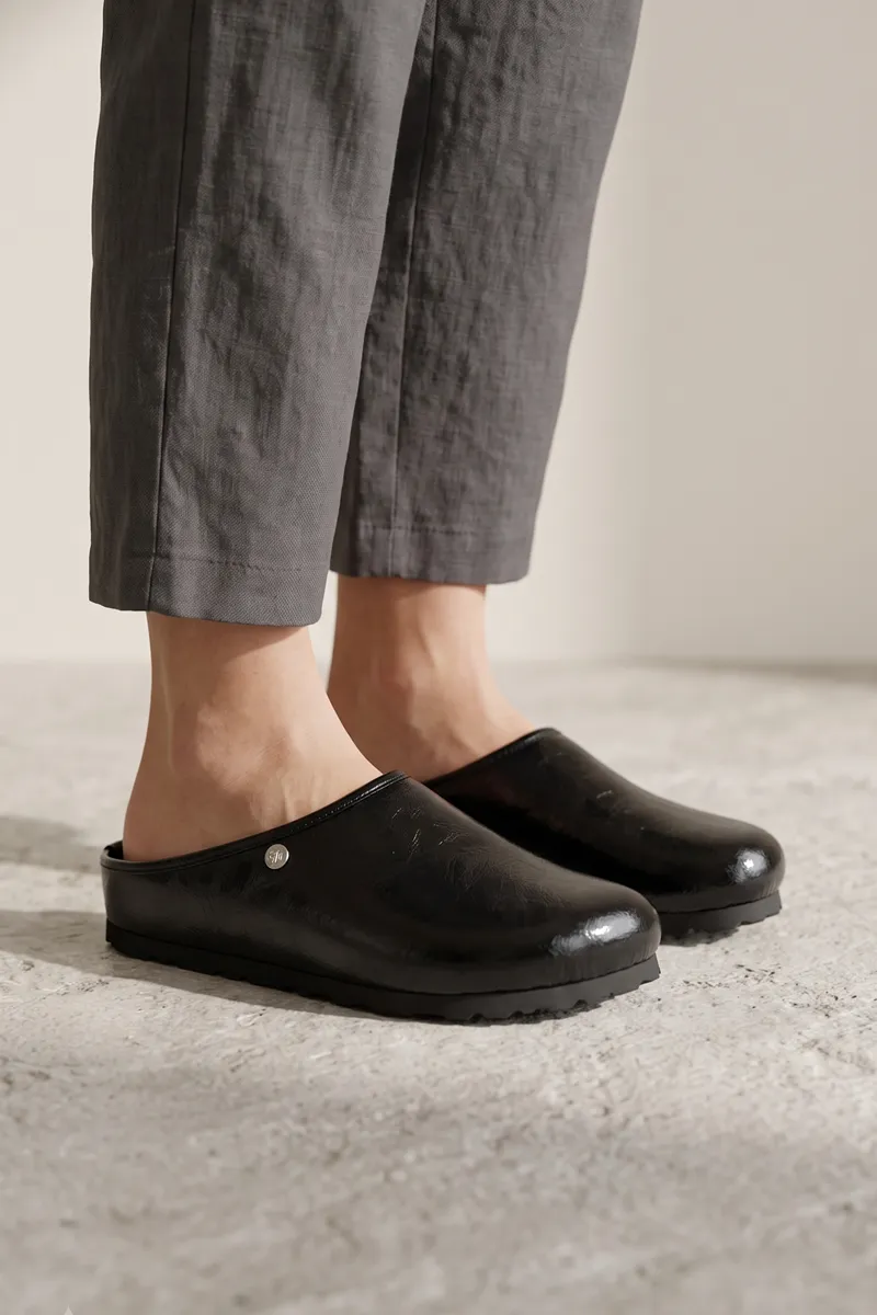 0041342_novea-comfort-kaydirmaz-taban-unisex-sabo-siyah-rugan-terlik.webp Novea Comfort Kaydırmaz Taban Unisex Sabo Siyah Rugan Terlik - Görsel 1
